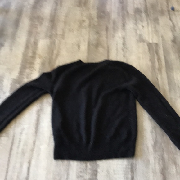 Black sweater it’s is 68% GB 17% Acrylic and 12% Polyamide and 3% Polyester - Picture 6 of 8
